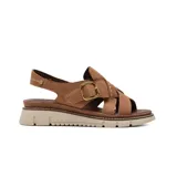 Sandalias planas Korium de color marrón, con diseño de tiras cruzadas en el empeine, tira ajustable con hebilla metálica dorada y talón cerrado con tira. Cuenta con suela dentada en tono beige.