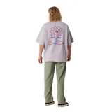 Remera oversize de manga corta color violeta con pequeño estampado gráfico en el pecho.