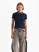 Remera de manga corta con cuello tipo polo en contraste, confeccionada en algodón pima con elastano. Presenta un calce regular y logo bordado en la espalda.