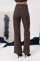 Pantalón de tiro medio con textura efecto piel de cocodrilo brillante, corte recto y cierre frontal con botón.