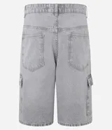 Bermuda baggy cargo para hombre confeccionada en jean negro, con cintura con trabillas, bolsillos laterales utilitarios y cierre frontal con botón y cremallera.