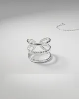 Set de tres anillos de acero quirúrgico plateado, con diseños minimalistas que combinan una banda lisa, una trenzada y otra con detalles geométricos.