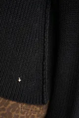 Sweater de algodón color azul, de punto grueso, con cuello redondo y mangas largas.