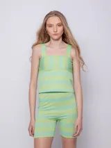 Top sin mangas con textura acanalada y diseño a rayas color verde. Cuenta con escote recto y tirantes anchos.