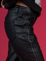 Pantalón skinny negro simil cuero con cierre lateral.