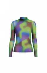 Remera de manga larga y cuello alto, confeccionada en tela translúcida con estampado abstracto multicolor en tonos verdes, azules y marrones.