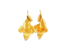 Aros colgantes dorados de diseño orgánico con hojas superpuestas y textura martillada y acabado brillante.