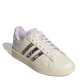 Championes Adidas Grand Court 2.0, color blanco con detalles en lila y estampado floral en las icónicas tres tiras laterales. Presentan un diseño clásico de corte bajo con suela de goma al tono.