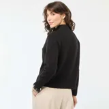 Sweater de punto color negro con cuello alto y mangas largas con puños acanalados.