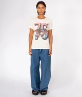 Remera de tejido suave color marrón con lavado especial, mangas cortas y cuello redondo. Presenta terminaciones con efecto desgastado en cuello, mangas y ruedo. Estampado frontal con el número "76" con diseño de bandera estadounidense, un águila calva con una cinta que dice "American Love" y estrellas.