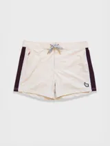 Short de baño para hombre color azul marino, con calce relajado y una tira lateral blanca estilo tuxedo. Presenta cintura elástica con cordón regulable, bolsillos laterales y trasero con cierre.