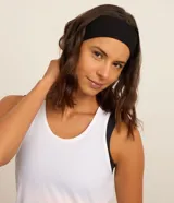 Musculosa deportiva Get Over de microfibra color blanco, con diseño estilo nadador, escote U y textura perforada.