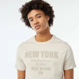 Camiseta beige de manga corta con estampado frontal con texto "New York" y dirección.
