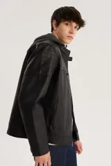 Campera de cuero sintético negra con capucha de algodón gris, cierre frontal con cremallera, bolsillos laterales con cremallera y detalles acolchados en hombros y mangas.