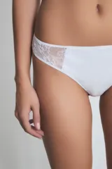 Bombacha vedetina blanca con laterales de encaje floral.