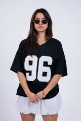 Remerón blanco de corte holgado con estampado del número 96 en color marrón.