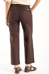 Pantalon de corte recto y tiro medio, color bordó, con cierre frontal de botones y bolsillos laterales.