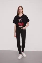 Pantalón jean de corte skinny y tiro medio, con diseño clásico de cinco bolsillos y costuras reforzadas.