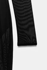 Vestido largo negro de malla semitransparente con cuello alto y mangas largas. Incluye un body interior negro a tono.