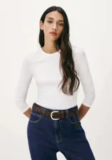 Camiseta de manga larga ajustada al cuerpo, color blanco, con cuello redondo.