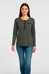 Remera de manga larga con cuello redondo y abertura frontal con botones. Presenta un patrón de rayas horizontales en tonos gris oscuro y verde claro.