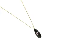 Collar de acero con baño de oro, compuesto por una cadena fina y un dije en forma de gota de piedra natural ónix negra con una circonia violeta engastada en el centro.