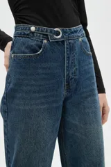 Pantalon de jean de corte recto y tiro medio, con diseño de cinco bolsillos y cierre frontal con botón y cremallera.