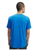 Remera deportiva Under Armour de manga corta, confeccionada en tejido técnico elástico de secado rápido con tecnología infrarroja UA RUSH. Presenta cuello redondo y logo de la marca estampado en el pecho.