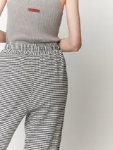 Pantalón palazo a cuadros celestes y blancos, con tiro alto y elástico en la cintura.