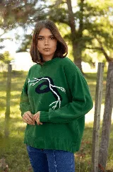 Sweater de lana merino color verde, con diseño de raíces en contraste en el frente, cuello redondo y corte holgado.