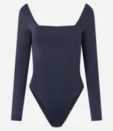 Body de manga larga confeccionado en microfibra de poliamida con elastano. Presenta un diseño ajustado con escote cuadrado y cierre inferior mediante botones de presión.