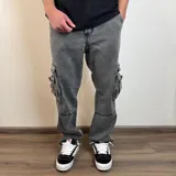 Jean cargo de corte baggy en color gris lavado, con múltiples bolsillos laterales con solapa y costuras reforzadas en las rodillas.