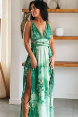 Vestido largo de seda de India color verde, con estampado inspirado en océanos y tierras, escote en V pronunciado, tirantes trenzados y doble tajo frontal.