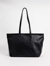 Shopper grande de cuero negro con diseño trenzado, asas largas para el hombro y cierre superior. Interior forrado con bolsillos organizadores.
