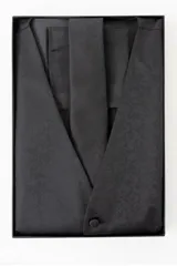 Set de chaleco, corbata y pañuelo de vestir color negro con diseño floral.