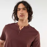 Camiseta de manga corta color marrón con cuello tunecino y tapeta de botones.