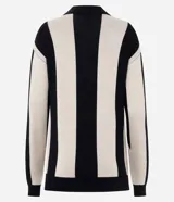 Buzo de punto jacquard con diseño a rayas verticales en blanco y negro. Presenta un corte oversized, cuello polo con cierre frontal de tres botones y estampado frontal con la palabra 'RUSH' en tipografía universitaria.