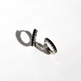 Par de aros tipo argolla pequeños plateados con bisagra y brillantes negros engarzados.