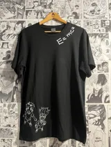 Remera negra con estampado de los personajes Senku y Taiju del anime Dr. Stone, y la fórmula E=mc².