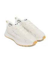 Championes Under Armour modelo Street Mirage, de diseño urbano en color beige. Presentan una parte superior que combina malla transpirable con superposiciones de gamuza, entresuela de EVA para mayor amortiguación y suela de goma dentada en tono caramelo para una tracción superior.