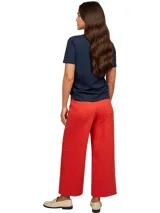 Remera azul marino de algodón con cuello redondo y logo de Tommy Hilfiger estampado en el pecho.