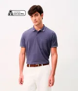 Remera polo masculina de tejido piqué marrón con textura, cuello y ribetes de mangas en tono contrastante, cierre frontal de dos botones y un bolsillo aplicado en el pecho.