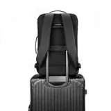 Mochila negra de poliéster y cuero, con asas reforzadas, compartimento para laptop de hasta 17 pulgadas, bolsillo trasero oculto y cinturón para valija. Marca Baleine, modelo Bedford.