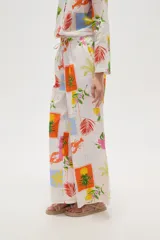 Pantalón de algodón estampado con motivos tropicales, corte recto y cintura alta con punto smock.