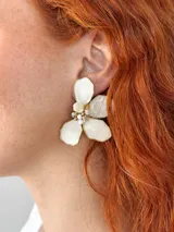 Aros colgantes con forma de flor, con pétalos de nácar y centro de cuentas de cristal.
