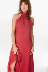 Vestido midi marrón de lino italiano, con cuello halter, sin mangas y diseño asimétrico con volados en el ruedo.