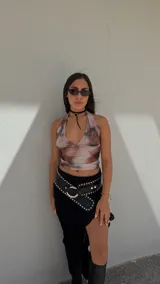 Top marrón con estampado abstracto, corte halter y espalda descubierta.