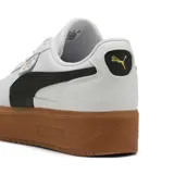 Championes Puma Palermo Elevata, color blanco con franja lateral negra y suela marrón.