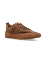 Championes estilo sneaker de gamuza color marrón cognac, con diseño perforado en los laterales y cordones tono sobre tono.