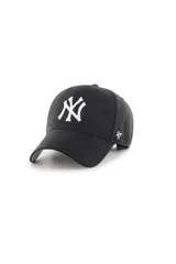 Gorra de béisbol estructurada con visera curva y cierre ajustable de velcro. Presenta el logo de los New York Yankees bordado en relieve en la parte frontal y el logo de la marca 47 en el lateral.